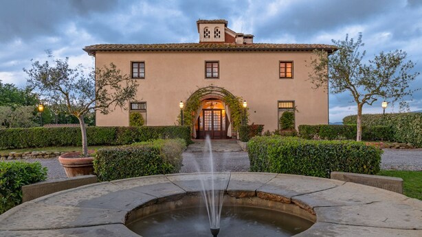 A building with a central arched entrance, a fountain, and a well-maintained garden. - Villa Mimi - Nine Bedroom Villa, Sleeps 18 (Castroncello)