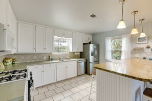 Fridge, microwave, stovetop, dishwasher - 2 Blocks to Bay: ‘Misty Harbor’ Rockport Home (Rockport)
