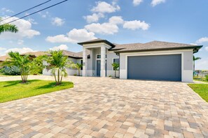 Exterior - Pool & Gulf Access Canal: Chic Cape Coral Home! (Cape Coral)