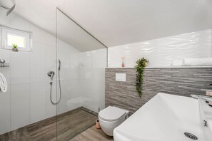 Séchoir à cheveux, serviettes fournies