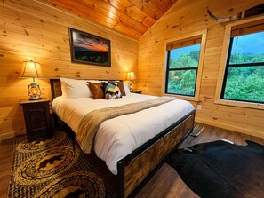 1 bedroom, free WiFi, bed sheets - SUPER Private, Peaceful Couples Getaway Cabin-Huge Yard, Hot Tub! (Sevierville)