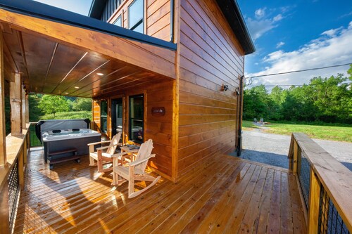 Huge Yard, Hot Tub- SUPER Private, Peaceful Couples Getaway Cabin!