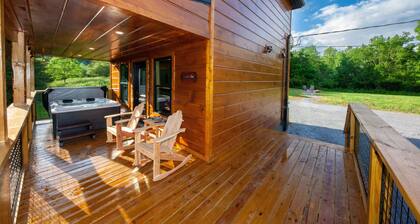 Huge Yard, Hot Tub- SUPER Private, Peaceful Couples Getaway Cabin!