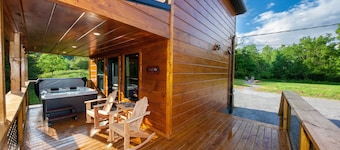 Huge Yard, Hot Tub- SUPER Private, Peaceful Couples Getaway Cabin!