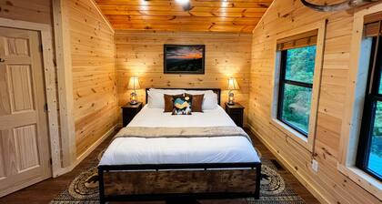 SUPER Private, Peaceful Couples Getaway Cabin- Huge Yard, Hot Tub!