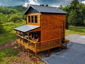 Exterior - SUPER Private, Peaceful Couples Getaway Cabin-Huge Yard, Hot Tub! (Sevierville)