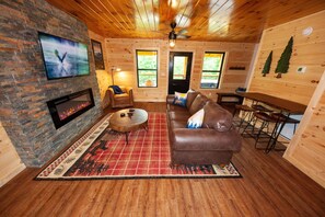 Smart TV, fireplace - SUPER Private, Peaceful Couples Getaway Cabin-Huge Yard, Hot Tub! (Sevierville)