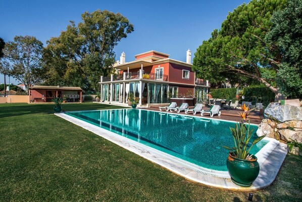 UppvÀrmd pool