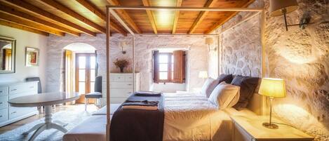 5 habitaciones, tabla de planchar con plancha, wifi y ropa de cama