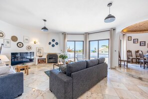 Téléviseur, foyer, lecteur de DVD