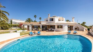 A modern villa with a swimming pool, outdoor seating, and a well-maintained garden. - Villa Lua - Three Bedroom Villa, Sleeps 6 (Lagoa)