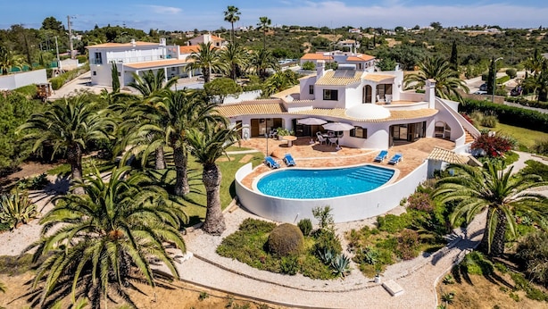 A modern villa with a swimming pool, surrounded by palm trees and a well-maintained garden. - Villa Lua - Three Bedroom Villa, Sleeps 6 (Lagoa)