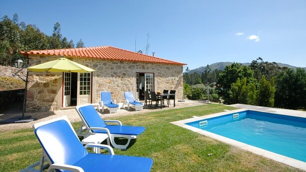A stone house with a red-tiled roof, a swimming pool, and outdoor seating. - Villa Anisa - Four Bedroom Villa, Sleeps 8 (Estorãos)
