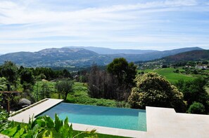 Une piscine offrant une vue sur un paysage montagneux.