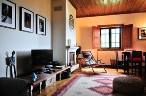 TV, DVD player - Villa Ava - Four Bedroom Villa, Sleeps 8 (Refóios do Lima)