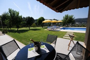 Outdoor dining - Villa Barcelos - Three Bedroom Villa, Sleeps 6 (Aborim)