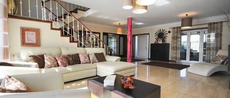 Table de tennis de table, livres, chaîne hi-fi