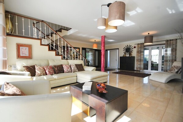 Tenis de mesa, libros y estéreo