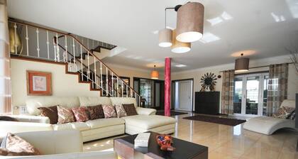 Moradia Marinhas - Five Bedroom Villa, Sleeps 10