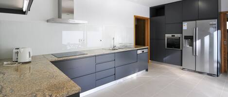 Réfrigérateur, lave-vaisselle, chaise haute