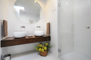 Séchoir à cheveux, serviettes fournies