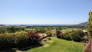 A panoramic view of a rural landscape with rolling hills, a clear sky, and a distant body of water. - Moradia Moledo - Three Bedroom Villa, Sleeps 6 (Moledo)