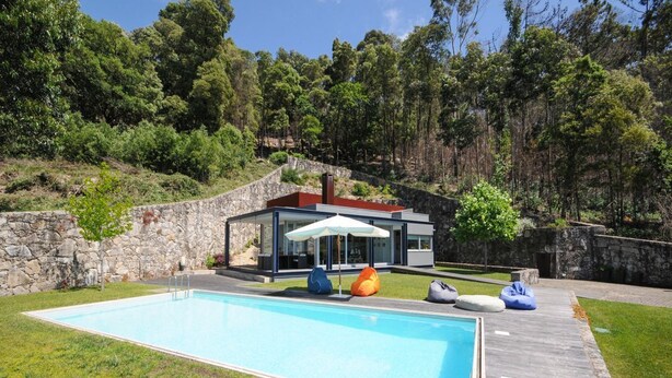 A modern house with a swimming pool, stone walls, and a wooden deck. - Moradia Moledo - Three Bedroom Villa, Sleeps 6 (Moledo)