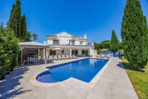 A two-story house with a swimming pool, lounge chairs, and a covered patio area. - Villa Viva - Four Bedroom Villa, Sleeps 8 (Almansil)