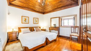 6 bedrooms, iron/ironing board, WiFi, bed sheets