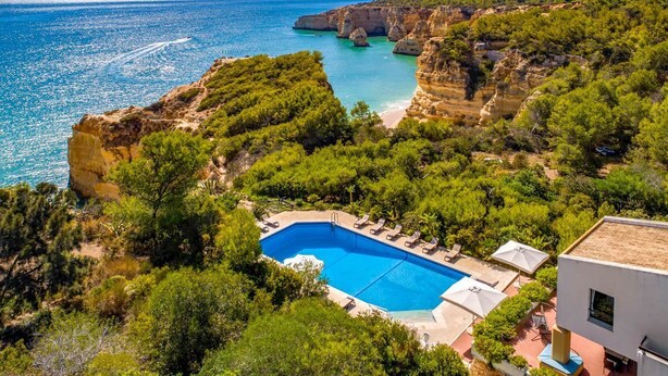 A pool surrounded by lush greenery and cliffs overlooking the sea. - Quinta Jordia - Twelve Bedroom Villa, Sleeps 26 (Lagoa)