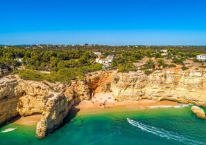 Ubicación a pie de playa y tumbonas