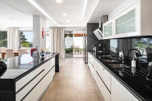 Microondas, horno, lavavajillas y periquera
