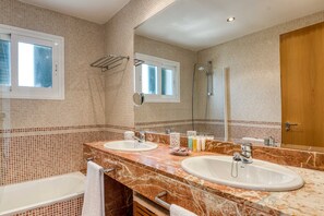 Shower, hair dryer, bidet, towels - Villa Punta Grossa (Es Mercadal, Arenal d’en Castell)