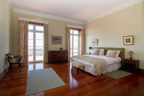 9 sovrum, skrivbord, strykjärn/strykbräda och wi-fi