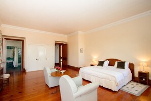 9 chambres, bureau, fer et planche à repasser, Wi-Fi