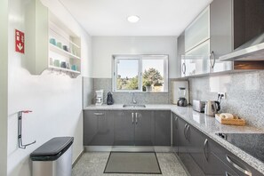 Oppvaskmaskin, hurtigmikser og spisebord