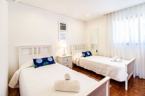 4 habitaciones, tabla de planchar con plancha, wifi y ropa de cama