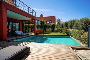 Piscine à débordement, piscine chauffée, chaises longues