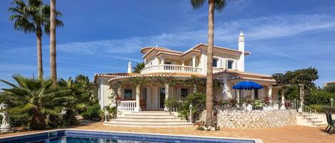 حمّام سباحة مُدفَّأ