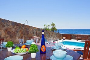 تناول الطعام بالخارج