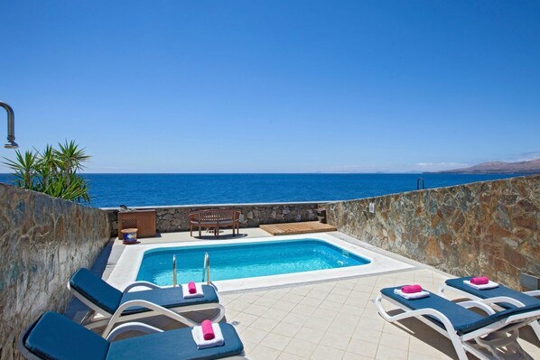 حمّام سباحة مُدفَّأ، مقاعد للتشمس