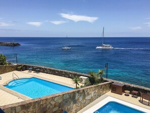 حمّام سباحة مُدفَّأ، مقاعد للتشمس