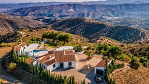 A villa with multiple buildings, a swimming pool, and a view of the surrounding hills. - Villa Adaline - Five Bedroom Villa, Sleeps 10 (Alcaucín)