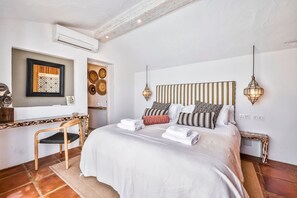 5 bedrooms, iron/ironing board, WiFi, bed sheets