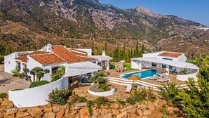A villa with a pool, surrounded by mountains. - Villa Adaline - Five Bedroom Villa, Sleeps 10 (Alcaucín)