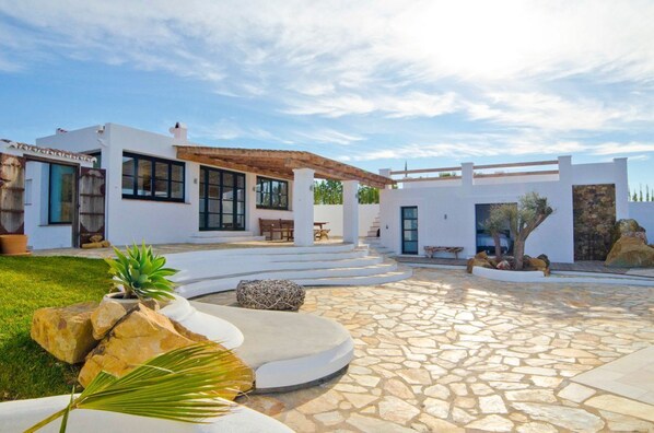 Terrace/patio - Villa Chepita - Four Bedroom Villa, Sleeps 8 (Puente de Salia)