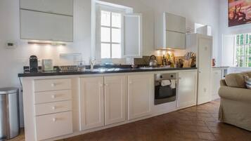 Een vaatwasser, een kinderstoel, eettafels