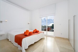 6 bedrooms, iron/ironing board, internet, bed sheets