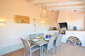 Outdoor dining - Villa Petunies - Three Bedroom Villa, Sleeps 6 (Begur)