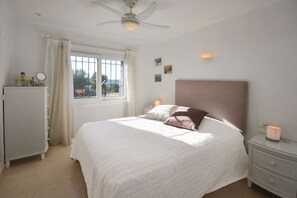 3 habitaciones, tabla de planchar con plancha, internet y ropa de cama